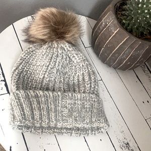 COPY - knitted beanie w fur ball on top/knitted s…